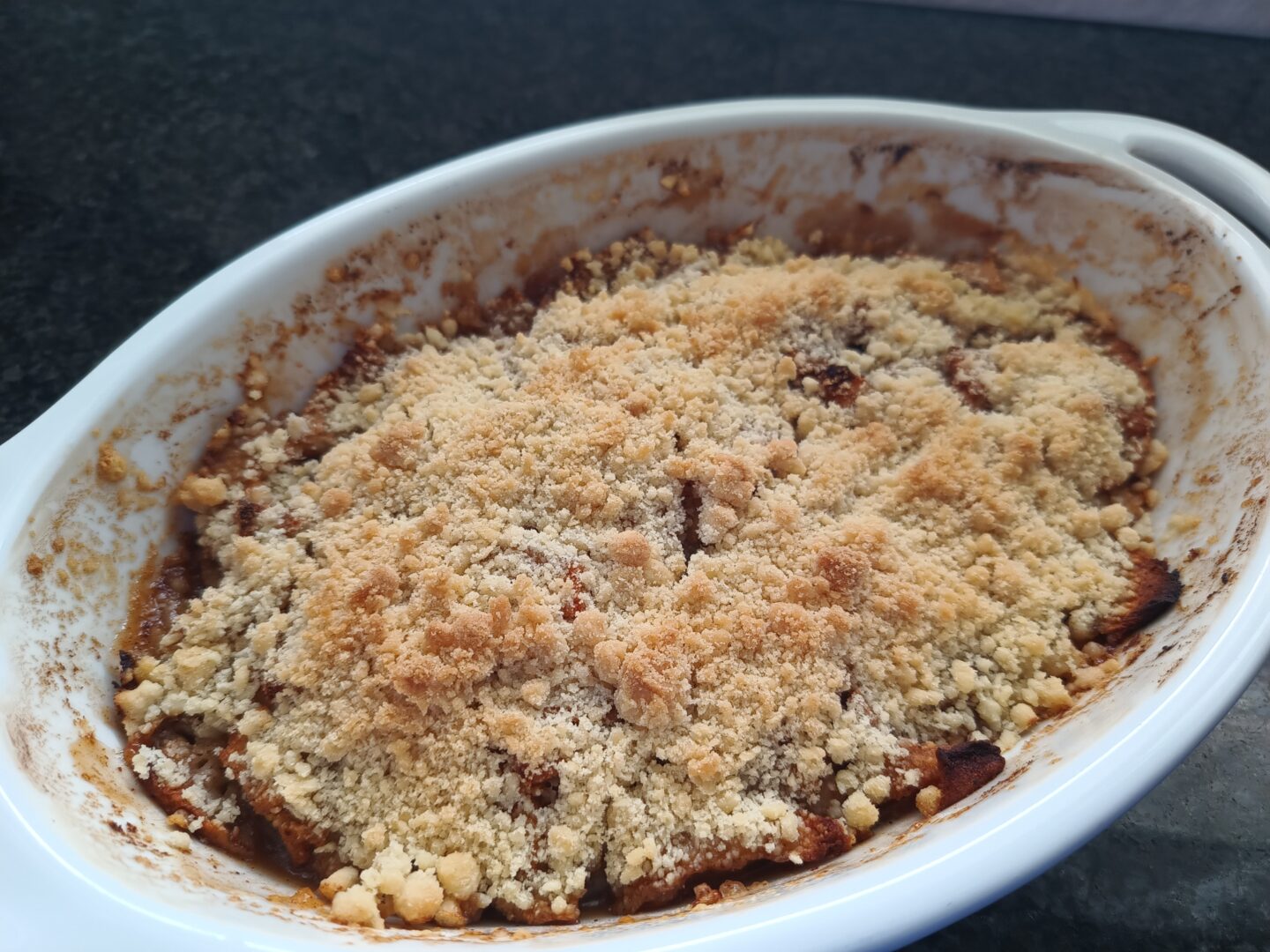 apple crumble with buttery toping